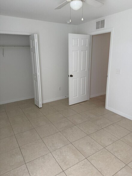Building Photo - 842 SW 39th Terrace