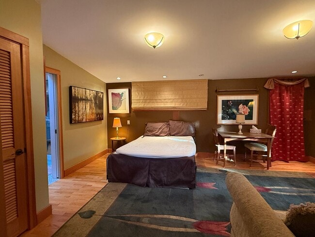 Building Photo - 10809 SE 17th St