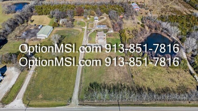 Building Photo - Country Charm Just Minutes From Lawrence!