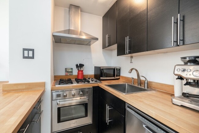 Building Photo - Sunny 2 BR at Claridge House Coop