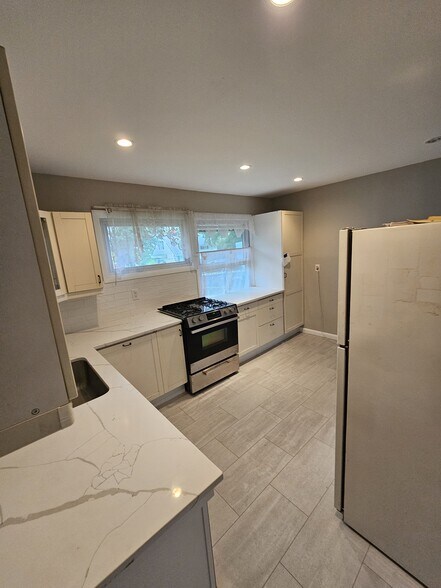 Building Photo - 12914 Ardennes Ave