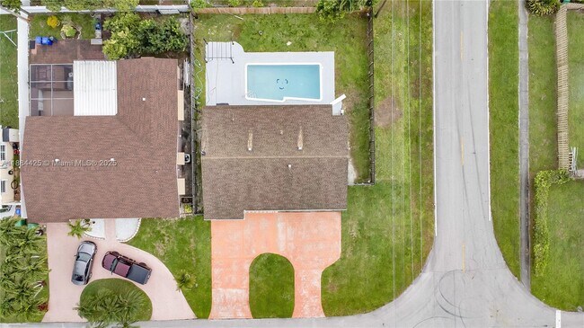 Building Photo - 2441 Tarpon Dr