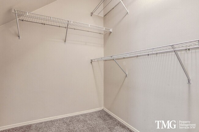 Building Photo - Spacious Ground-Level 2BD Condo with Garage & Resort-Style Amenities