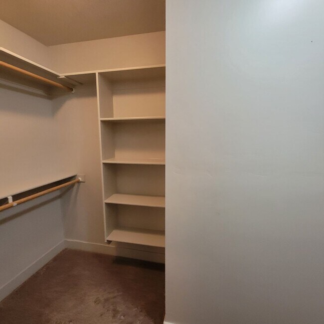 Building Photo - Spacious Modern Townhome