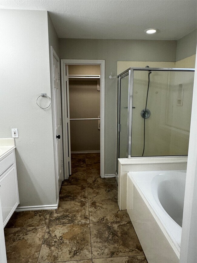Building Photo - 18614 Timbers Dr