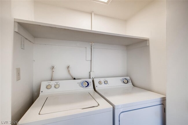 Building Photo - 7100 W Pirates Cove Rd