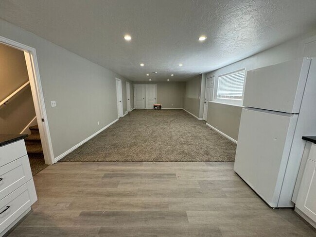 Building Photo - 5 bdrm 3 bth Home 2 Car Garage- Solar Pane...
