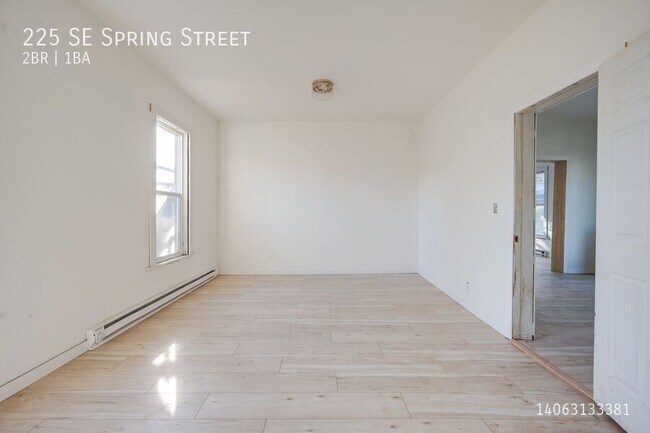Building Photo - 225 SE Spring St