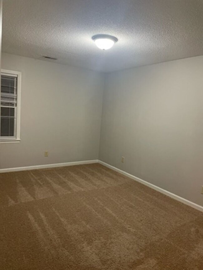 Building Photo - Charming 2br 1.5 near Downtown Cary! Available Now!