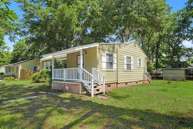 Building Photo - 3 Bed 2 Bath Home with Great Outdoor Space!
