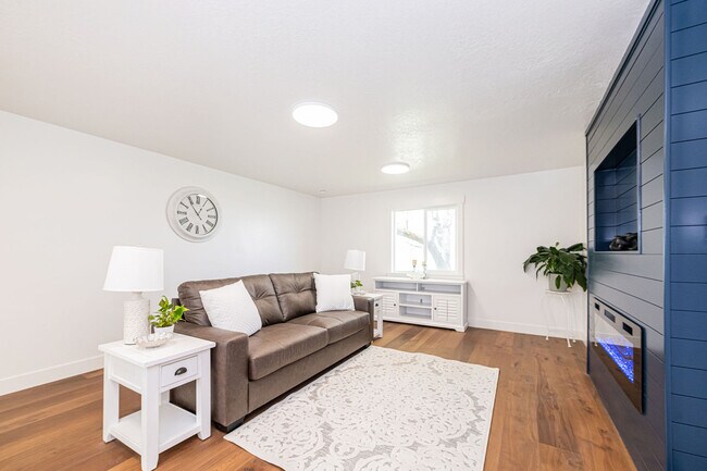 Building Photo - 8410 S 890 E