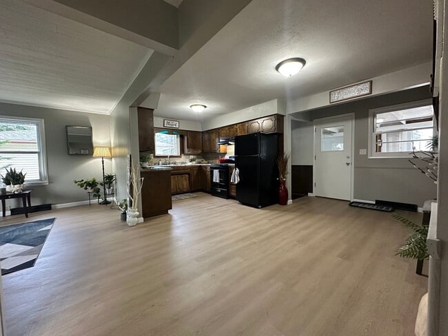 Building Photo - Renovated 2 bed, 1 bath home for rent in W...