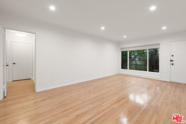 Primary Photo - 1208 N Crescent Heights Blvd