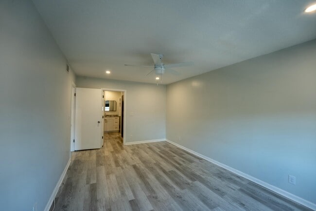 Building Photo - 6231 Bay Club Dr