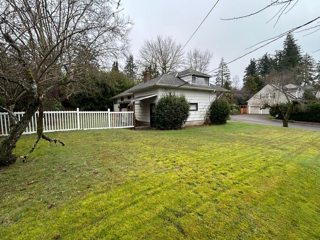 Building Photo - Corner Lot - Lake Oswego House for Rent - ...