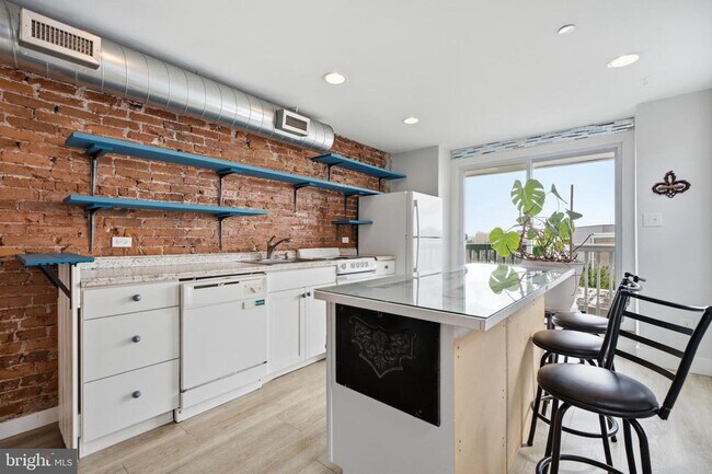 Building Photo - 651 N 33rd St