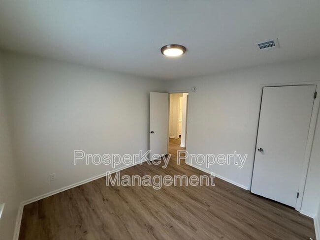 Building Photo - 3127 Latona Dr SW