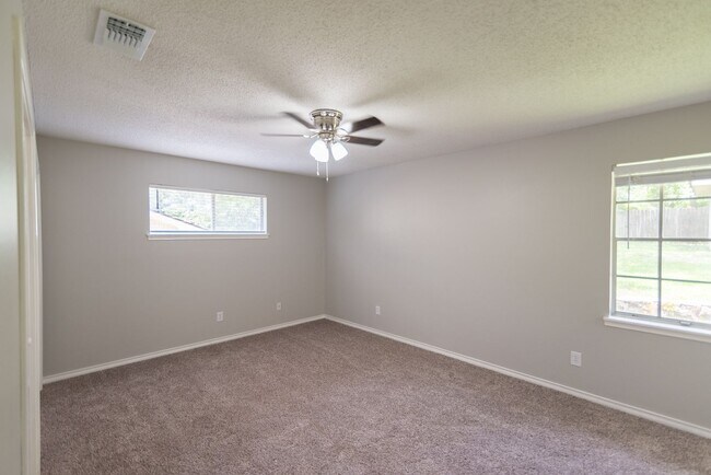 Building Photo - 1825 Courtney Dr