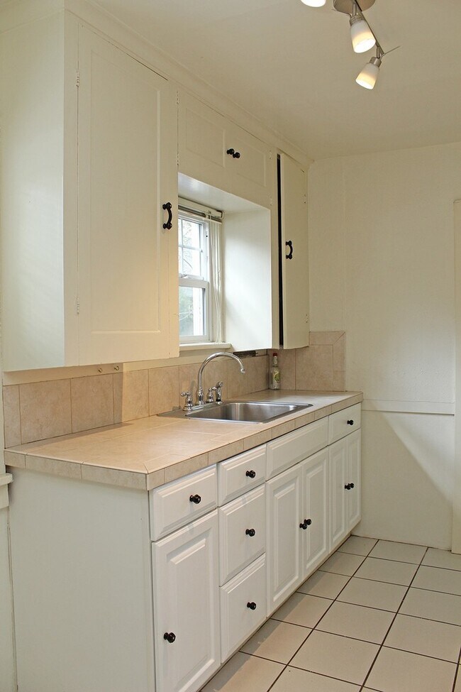 Building Photo - 3087 SE Ankeny St