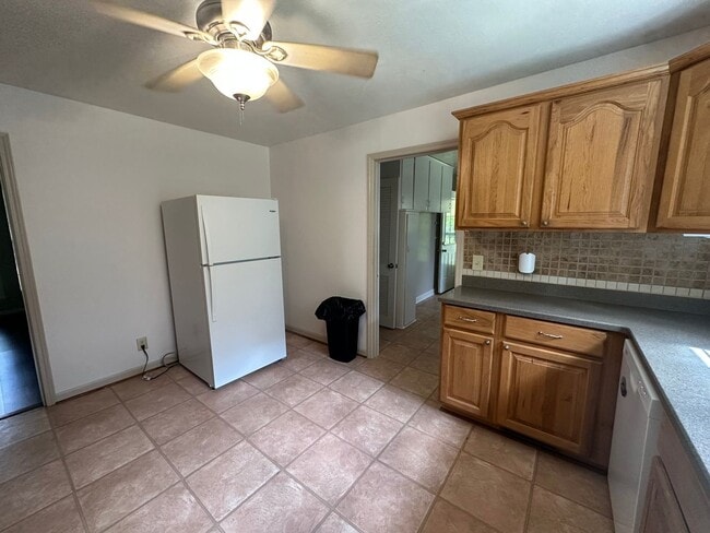 Building Photo - Secluded 3BR/2BA Home in Heflin – Lawncare...