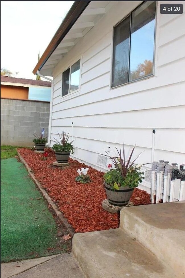 Building Photo - 118 Azucar Ave