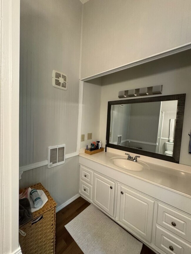 Building Photo - Charming Carriage Home Near The Charleston...
