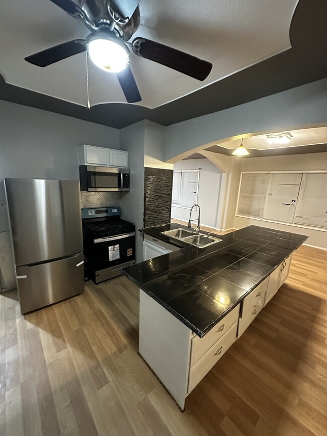 Building Photo - 435 S Poplar Ave