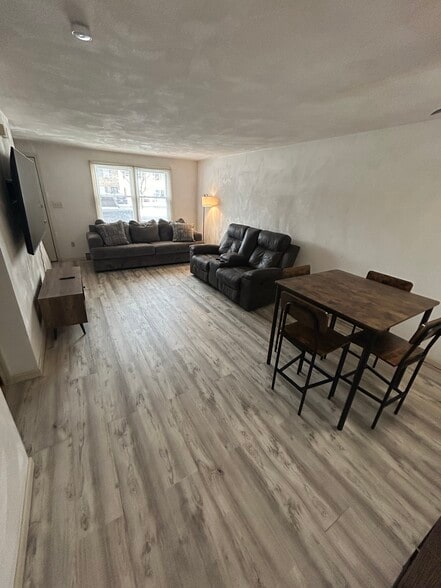 Living room - 14 Chelsea Sq