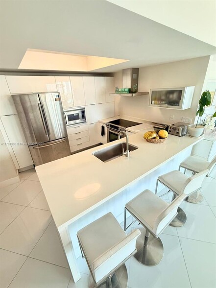 Building Photo - 250 Sunny Isles Blvd