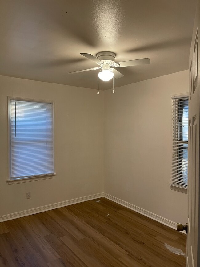 Building Photo - 1801 Hampton Dr