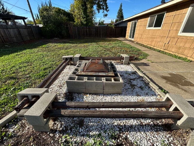 Building Photo - 2170 McGregor Dr