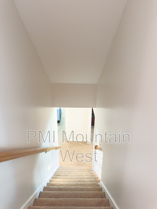 Building Photo - 49 E Fairway Dr