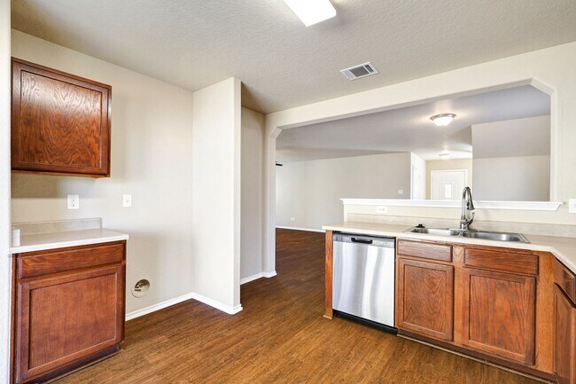 Building Photo - Move-In Ready Home with New Flooring and A...
