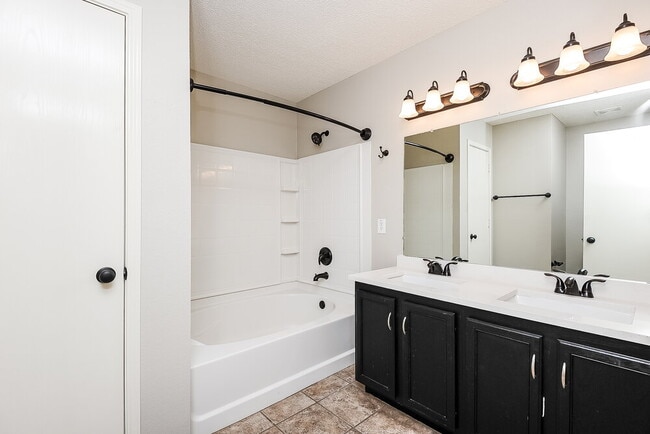 Building Photo - 2999 Fallbrook Dr