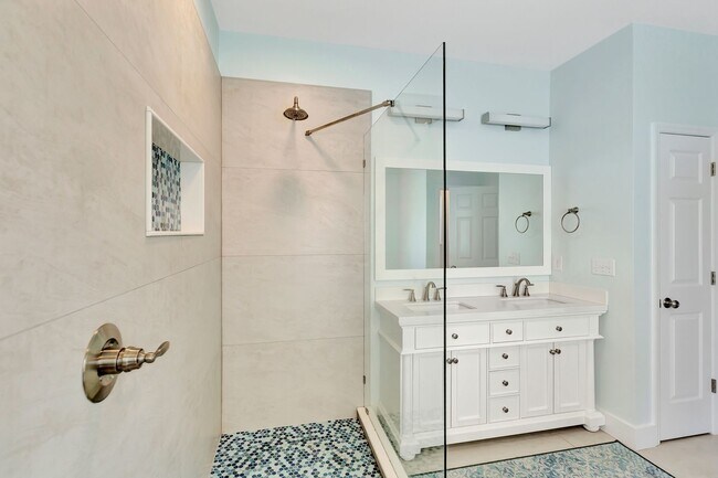 Building Photo - Charming Charleston National Home