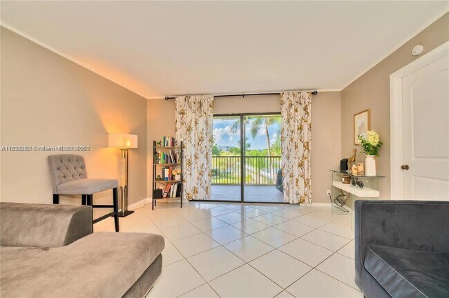 Building Photo - 2205 S Cypress Bend Dr