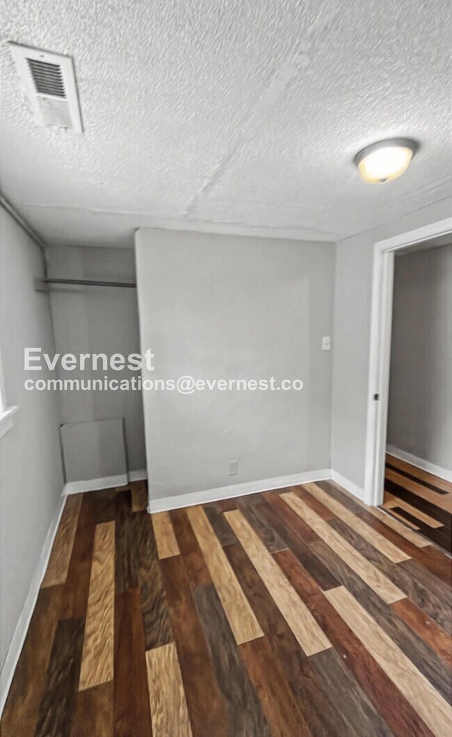 Building Photo - 1924 Blackford St