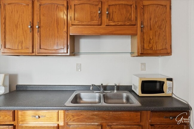 Building Photo - 2 Bedroom-1 Bath-$1200/month