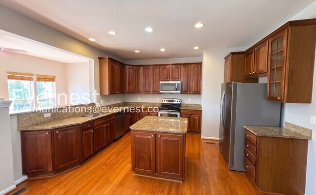 Building Photo - 3 Bed/3 Bath Townhome with Garage / Pet-Friendly / Available Soon!
