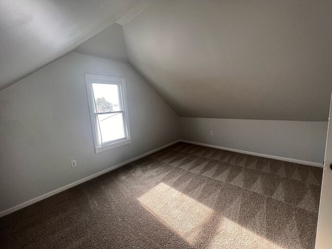Building Photo - Move-In Ready- 2 bedroom/1 Bath Home in Eastpointe