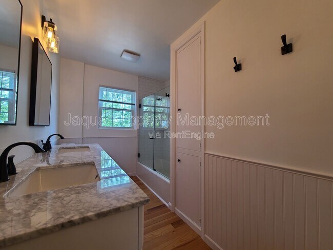 Building Photo - 547 Archer Ave