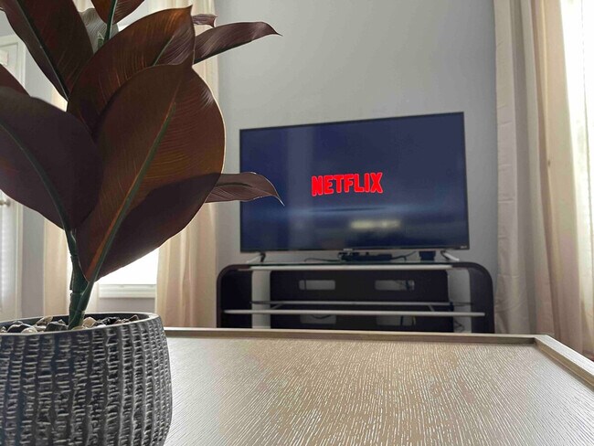 Building Photo - 607 Lake Forest Road