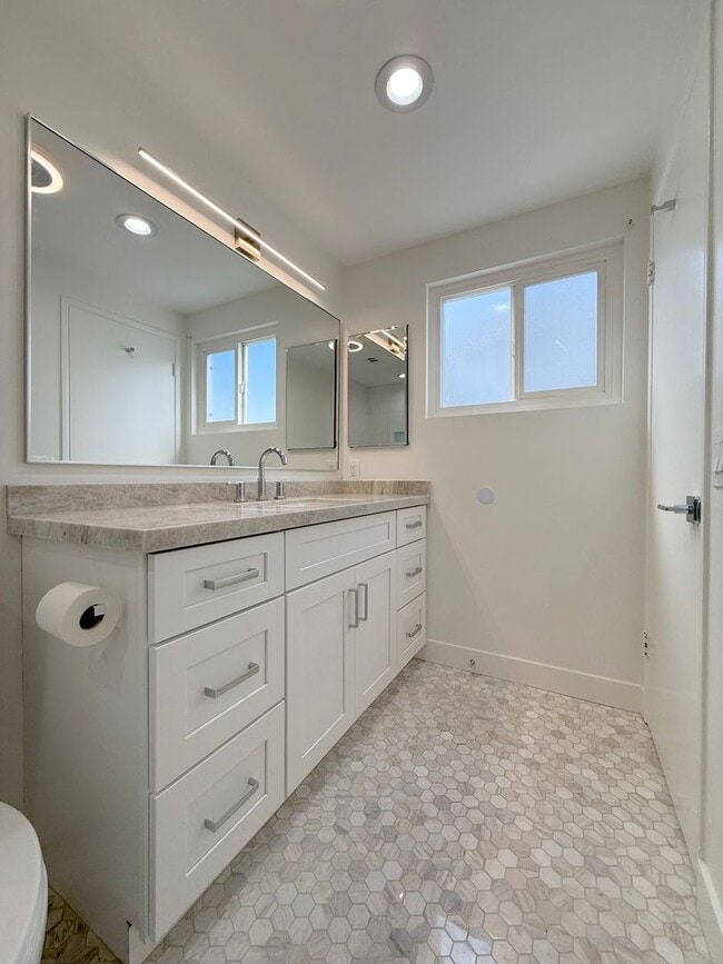 Building Photo - Stunning Remodeled Home in South Huntington Beach – Minutes to the Beach!