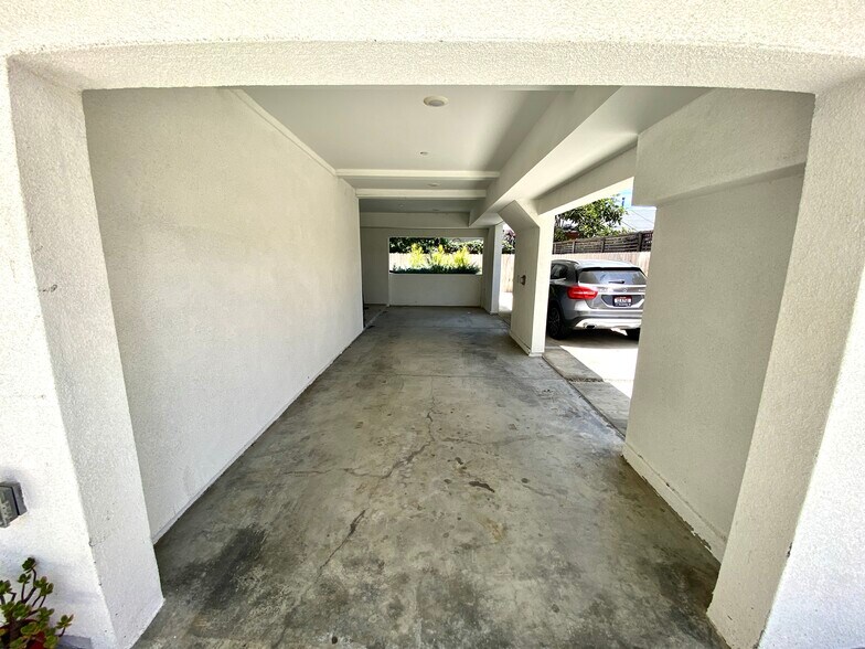 Building Photo - 1406 N Sycamore Ave