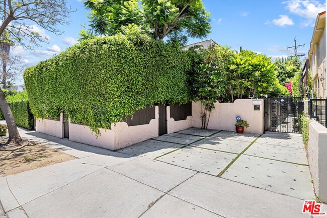 Building Photo - 839 Westmount Dr