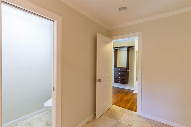 Building Photo - 3014 Skyland Dr NE