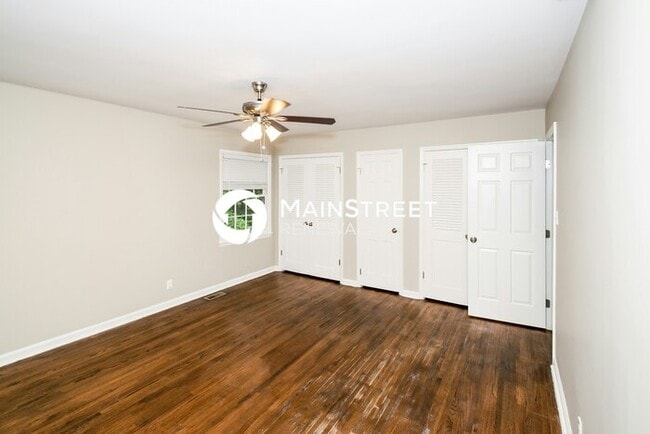Building Photo - 5 Bedroom Pet-Friendly Home in Center Poin...