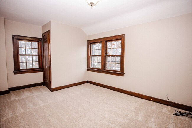 Building Photo - Three bedroom one bath home available for rent located in Library Disctrict West Toledo!