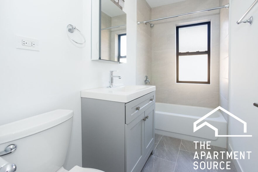 Building Photo - 1944 W Wilson Ave