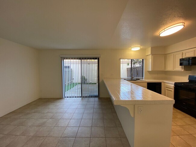 Building Photo - Stunning Townhome in Tanglewood Community